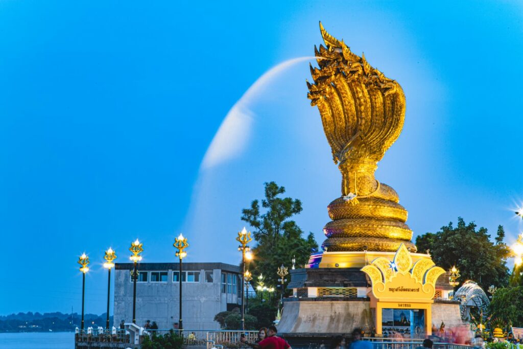 ฝันเห็นพญานาคเล่นน้ำ