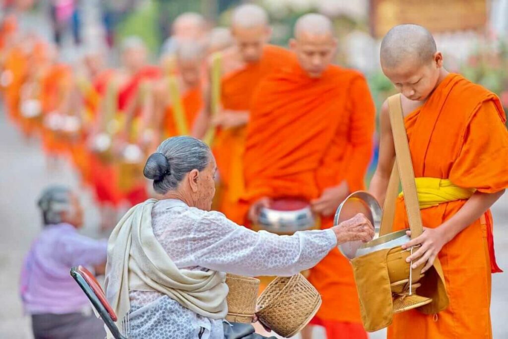 ฝันว่าทำบุญตักบาตรกับพระสงฆ์