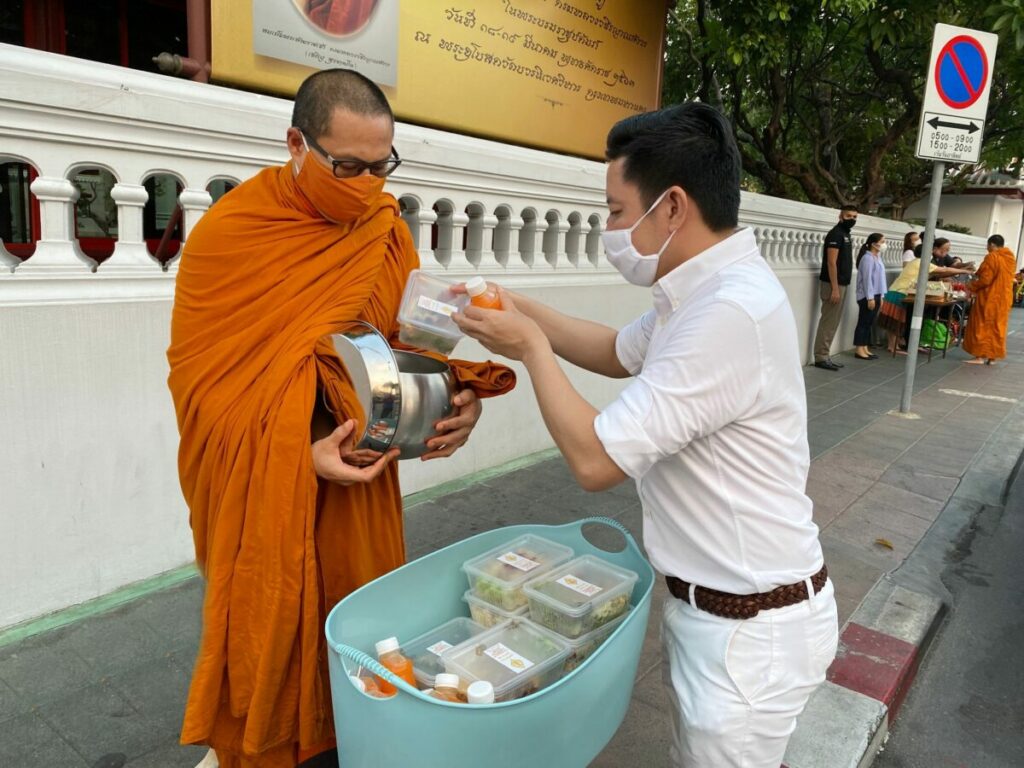 ฝันว่าทำบุญตักบาตรกับพระสงฆ์ 1 รูป