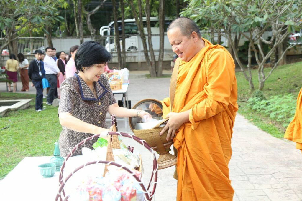 ฝันว่าทำบุญตักบาตรพระสงฆ์ด้วยข้าว